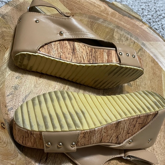 Woman’s Tan Cork Wedges - Picture 11 of 11